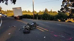 Acidente : moto contra caminhão - Foto arquivo