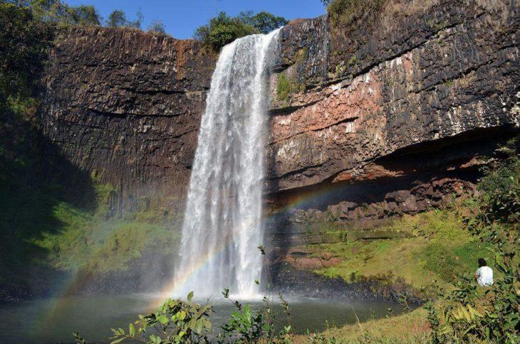 Mesmo com a alta dos Casos de coronavírus as belezas naturais do Sul de Minas atraem turistas como esta bela Cachoeira