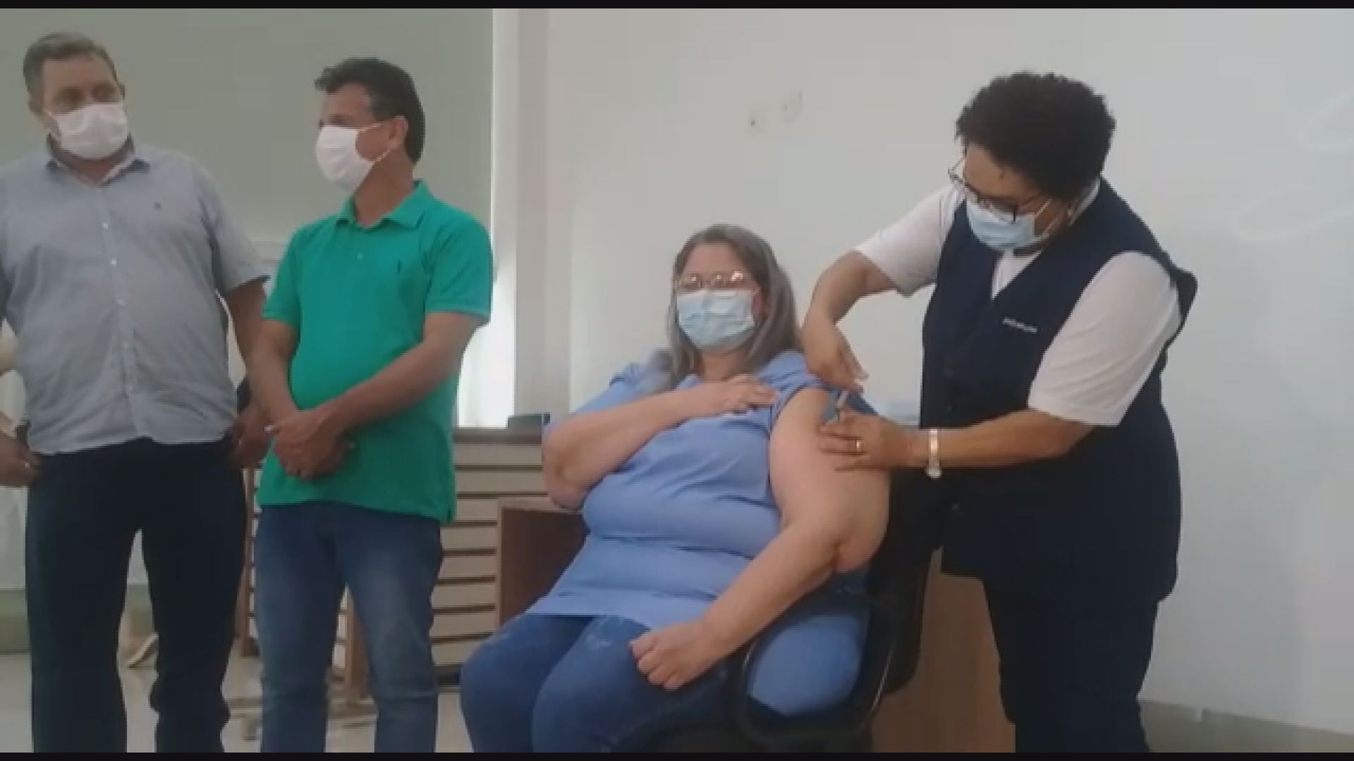 Técnica de Enfermagem de Alfenas é a primeira pessoa a ser vacinada no Sul de Minas
