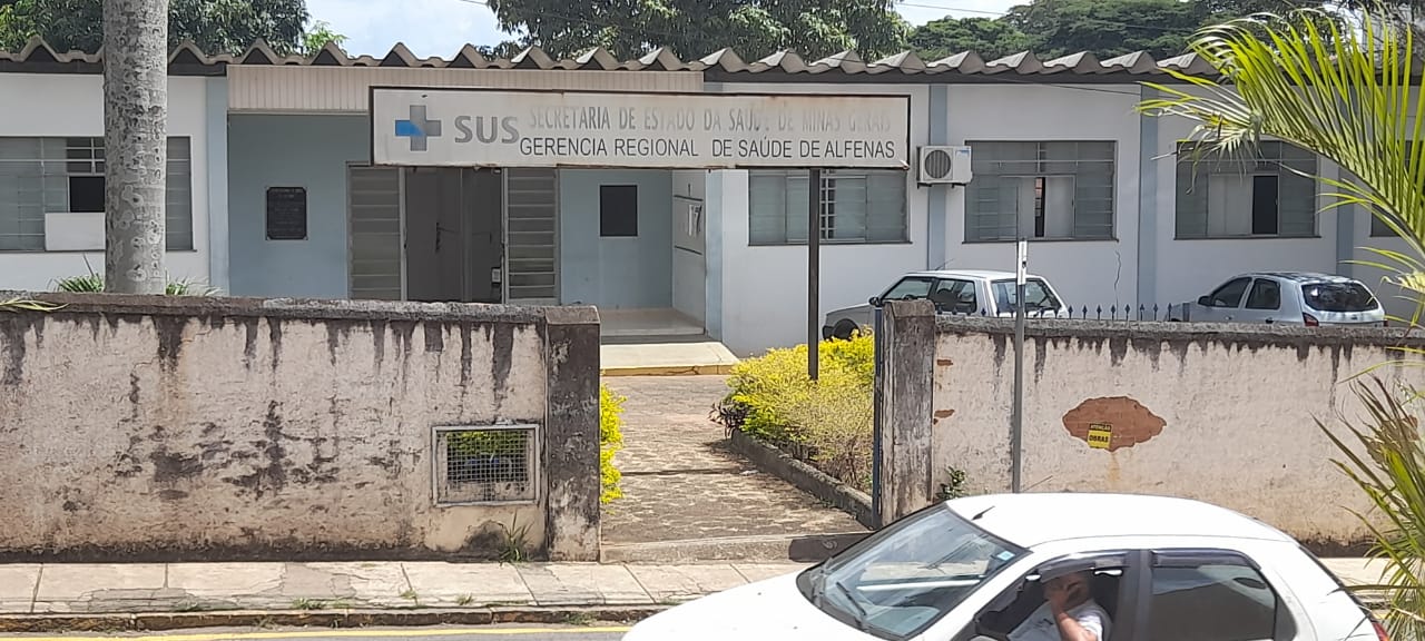 Sede da Superintêndencia Regional de Saúde de Alfenas, Rua Cel. Pedro Correa, esquina da Santa Casa, centro, está sob suspeita de desvio de vacinas da COVID-19.