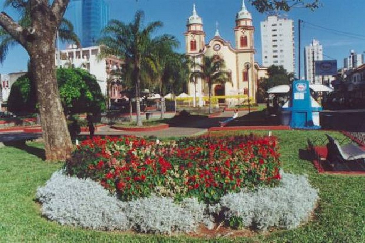 Praça Cenytral de Alfenas, agora com Toque de Recolher