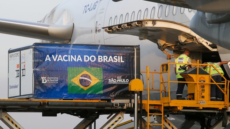 6 mil litros de IFA ( insumos) para vacina contra COVID-19 chegam ao Brasil vindos da China...