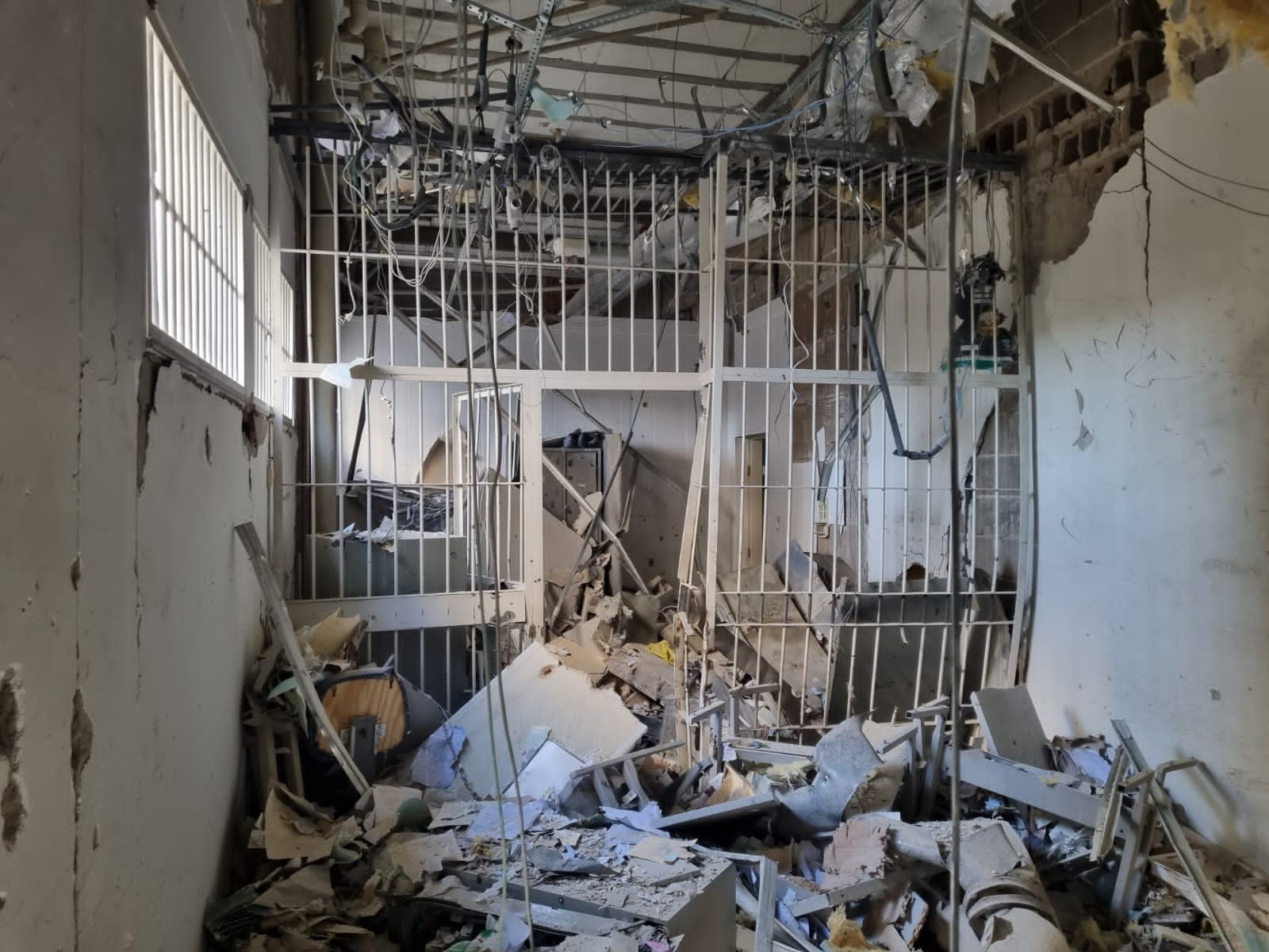 Ladrões arrebentam o interior da CEF de Itajubá com explosivos potentes