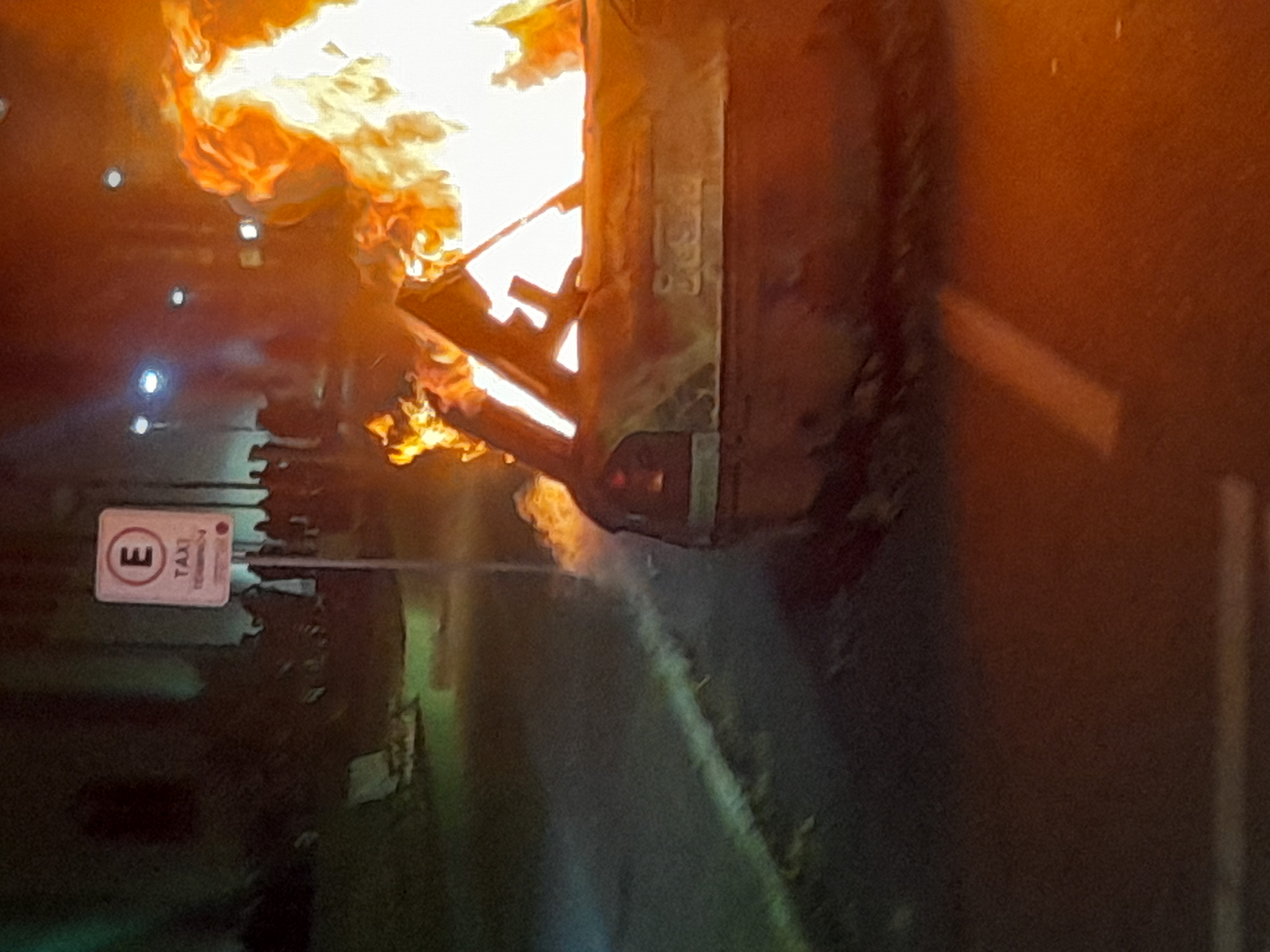 Foto de arquivo mostra incêndio em veículo 