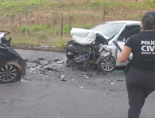 Batida entre dois carros deixa motoristas feridos na Dique 2, em Pouso Alegre, MG