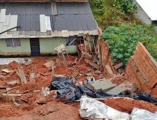 Muro de casa que já estava interditada cai sobre residência após nova chuva em Monte Sião, MG