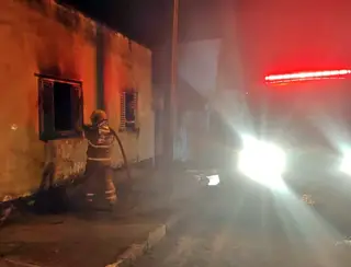 Família tem casa incendiada após brincadeira de filho de 3 anos com isqueiro em Boa Esperança, MG
