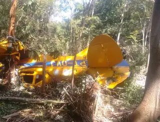 Avião cai, fica de ponta-cabeça e deixa piloto ferido em Uberlândia 