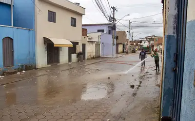 Prefeitura de Pouso Alegre começa trabalhos de limpeza no bairro São Geraldo após enchente atingir famílias