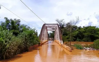 Barragem rompe em Ouro Fino, atinge estrada e interdita ponte que faz divisa com Inconfidentes 
