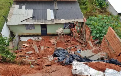 Muro de casa que já estava interditada cai sobre residência após nova chuva em Monte Sião, MG