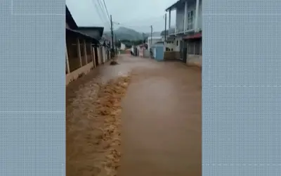 Chuvas deixam ruas e casas inundadas e fazem represas transbordarem em Pouso Alto e Monte Sião, MG
