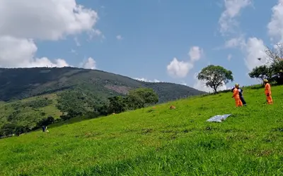 Piloto de parapente morre após cair de cerca de 100 metros de altura em São Sebastião da Bela Vista, MG