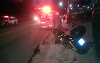 Motociclista de 43 anos fica ferida após batida com carro no bairro Jardim Alvorada, em Guaxupé, MG