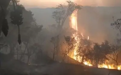 Bombeiros combatem incêndio de grandes proporções na Serra do Lopo, em Extrema