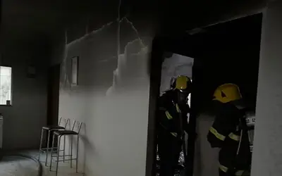 Carregador de celular pega fogo e incendeia quarto de casa no Tocantins
