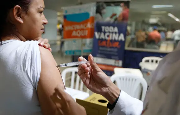 Saúde antecipa vacinação contra gripe; campanha começa em 25 de março
